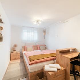 Private room for rent for €430 per month in Ljubljana, Novo Polje-cesta XIX