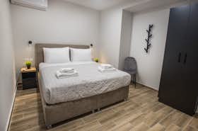 Apartment for rent for €1,800 per month in Dhafní, Averof