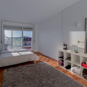 Private room for rent for €840 per month in Porto, Rua de Cinco de Outubro