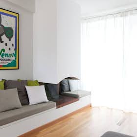 单间公寓 正在以 €960 的月租出租，其位于 Athens, Karneadou