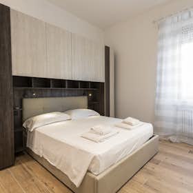 Apartment for rent for €1,700 per month in Florence, Via Domenico Burchiello