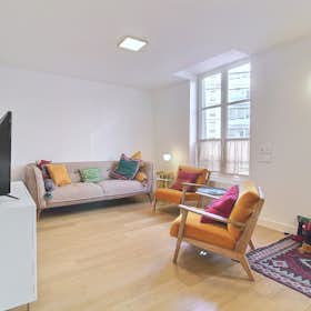 Apartment for rent for €2,970 per month in Paris, Rue Saint-Jacques