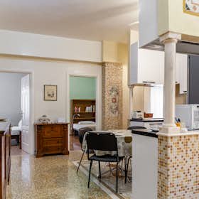Apartment for rent for €2,200 per month in Bologna, Via San Felice