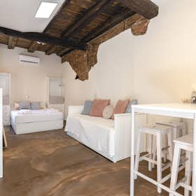 Studio for rent for €1,600 per month in Bologna, Via del Borgo di San Pietro