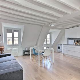 Apartment for rent for €1,908 per month in Paris, Rue de Turenne
