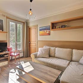 Apartment for rent for €1,567 per month in Paris, Rue des Cloys