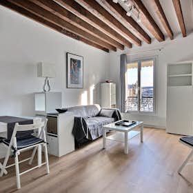 Apartment for rent for €1,969 per month in Paris, Rue Jean-Baptiste Pigalle