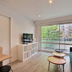 Apartment for rent for €1,378 per month in Courbevoie, Rue Victor Hugo
