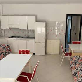 Квартира за оренду для 1 600 EUR на місяць у Mascali, Via Spiaggia