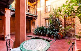 单间公寓 正在以 €675 的月租出租，其位于 Granada, Calle Gloria