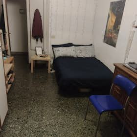 Отдельная комната сдается в аренду за 600 € в месяц в Florence, Via dei Guicciardini