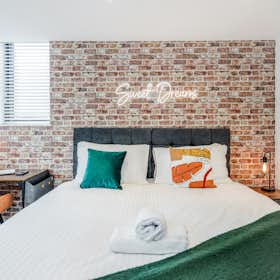 Apartment for rent for £4,340 per month in Milton Keynes, Walker Avenue