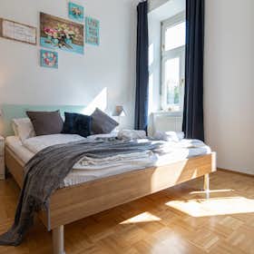 Apartment for rent for €3,650 per month in Vienna, Hebbelgasse