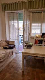 Apartment for rent for €693 per month in Rome, Via di San Romano