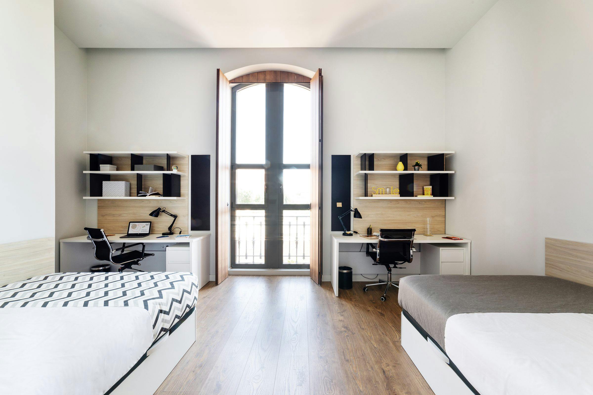 Shared room for rent for €1,174 per month in Alcalá de Henares, Calle de los Colegios