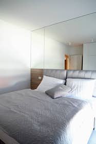 Apartment for rent for €1,100 per month in Ljubljana, Regentova cesta