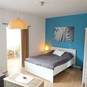 Apartment for rent for €1,690 per month in Berlin, Großbeerenstraße