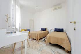 Appartement te huur voor € 1.500 per maand in Rome, Via degli Ausoni