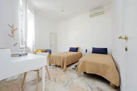 Appartamento in affitto a 1.500 € al mese a Rome, Via degli Ausoni
