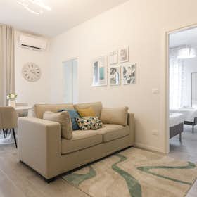 Apartment for rent for €2,250 per month in Bologna, Via Mascarella