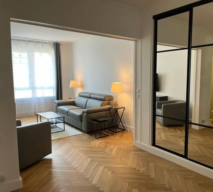 2-Bedroom Apartment in Rue Mesnil, Paris (1184598) ROOM