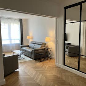 Apartment for rent for €5,560 per month in Paris, Rue Mesnil