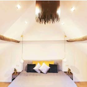 Apartment for rent for €1,490 per month in Saint-Josse-ten-Noode, Rue Botanique