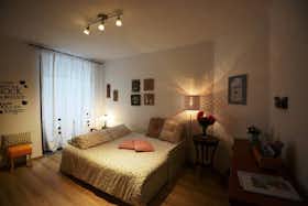 Appartement te huur voor € 800 per maand in Trieste, Via Petronio