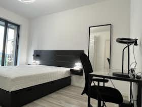 Apartament de închiriat pentru 2.400 EUR pe lună în Milan, Via Pier Paolo Pasolini