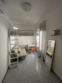 Privé kamer te huur voor € 470 per maand in Naples, Via San Giovanni in Porta