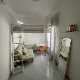 Cameră privată de închiriat pentru 470 EUR pe lună în Naples, Via San Giovanni in Porta