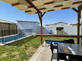 Haus zu mieten für 3.800 € pro Monat in Chiclana de la Frontera, Camino de Aquilae