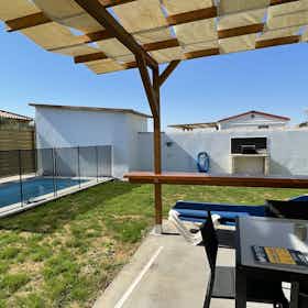 House for rent for €3,800 per month in Chiclana de la Frontera, Camino de Aquilae