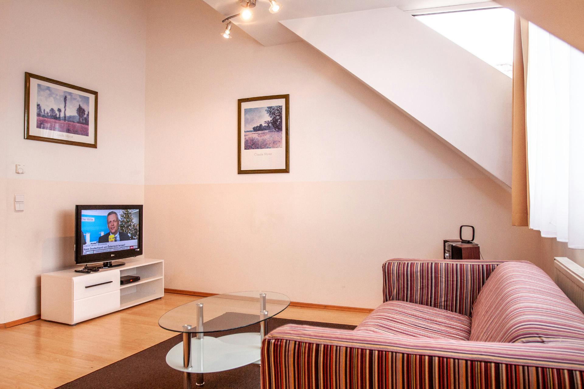 Apartment for rent for €1,420 per month in Vienna, Trambauerstraße