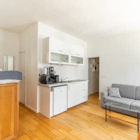 Studio for rent for €2,070 per month in Paris, Rue Pihet