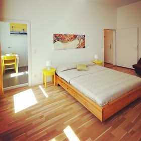 Apartment for rent for €1,250 per month in Berlin, Urbanstraße