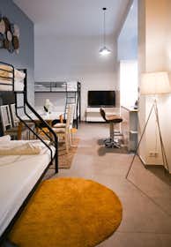 Apartment for rent for €1,200 per month in Vienna, Allerheiligenplatz