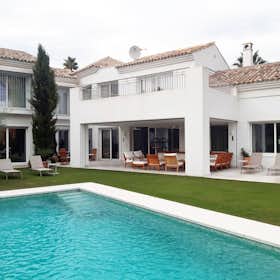 Maison à louer pour 12 000 €/mois à Estepona, Avenida de los Andaluces