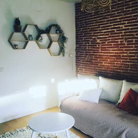 Apartment for rent for €2,050 per month in Barcelona, Carrer de Martínez de la Rosa