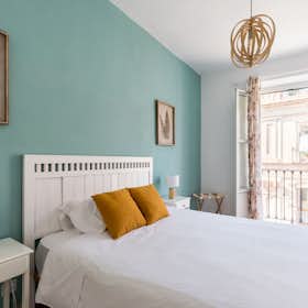 Apartment for rent for €1,560 per month in Sevilla, Calle Albareda