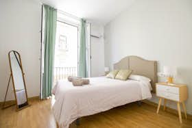 Apartment for rent for €2,160 per month in Sevilla, Calle Albareda