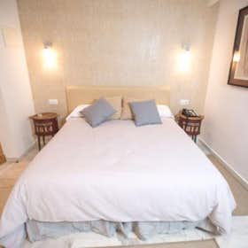 Private room for rent for €1,620 per month in Sevilla, Calle Albareda
