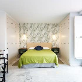 Private room for rent for €1,890 per month in Sevilla, Calle Albareda