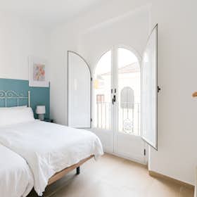 Apartment for rent for €1,560 per month in Sevilla, Calle Albareda