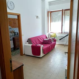 私人房间 正在以 €1,000 的月租出租，其位于 Alba Adriatica, Lungomare Guglielmo Marconi