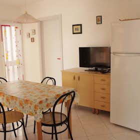 Дом сдается в аренду за 1 200 € в месяц в Salve, Via dei Mirti