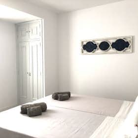 Apartment for rent for €1,860 per month in Sevilla, Calle Albareda