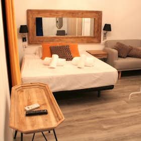 Private room for rent for €1,600 per month in Sevilla, Calle Albareda