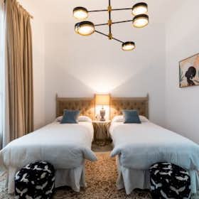 Private room for rent for €2,160 per month in Sevilla, Calle Albareda