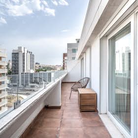 Apartment for rent for €2,269 per month in Lisbon, Rua Basílio Teles